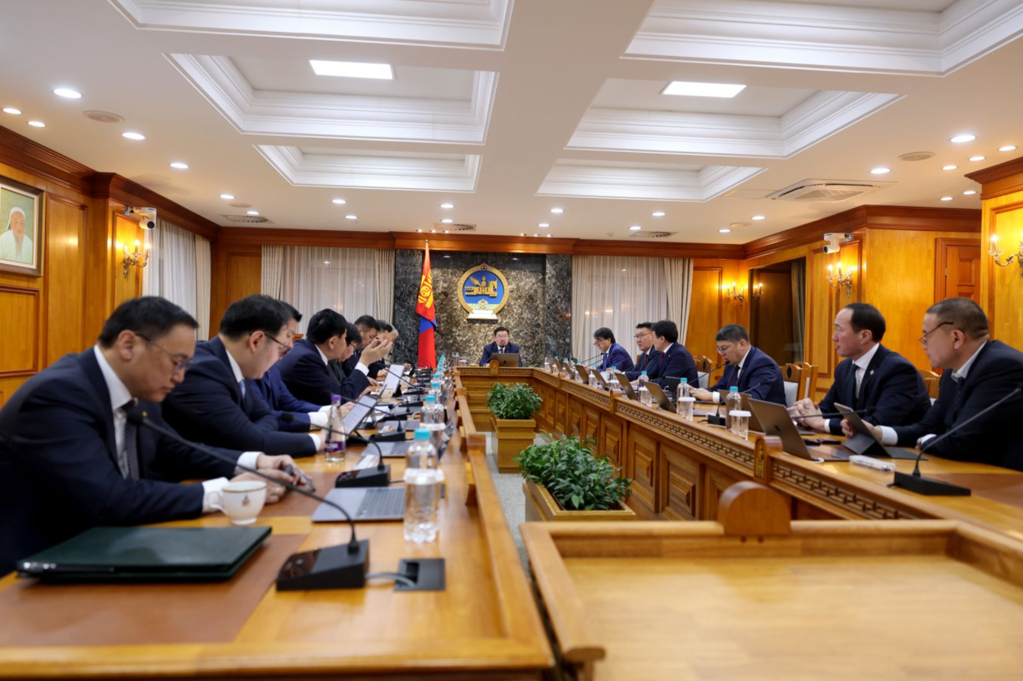 Төсвийн хөрөнгөөр шинэ жил, салбарын ой тэмдэглэх зэрэг олон нийтийн арга хэмжээ зохион байгуулахгүй байхыг үүрэг болголоо